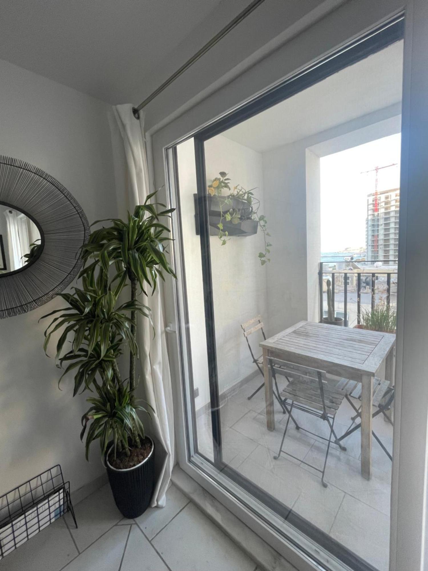 Spacious Seaview Sliema Apt, Steps From Valletta Ferry Extérieur photo