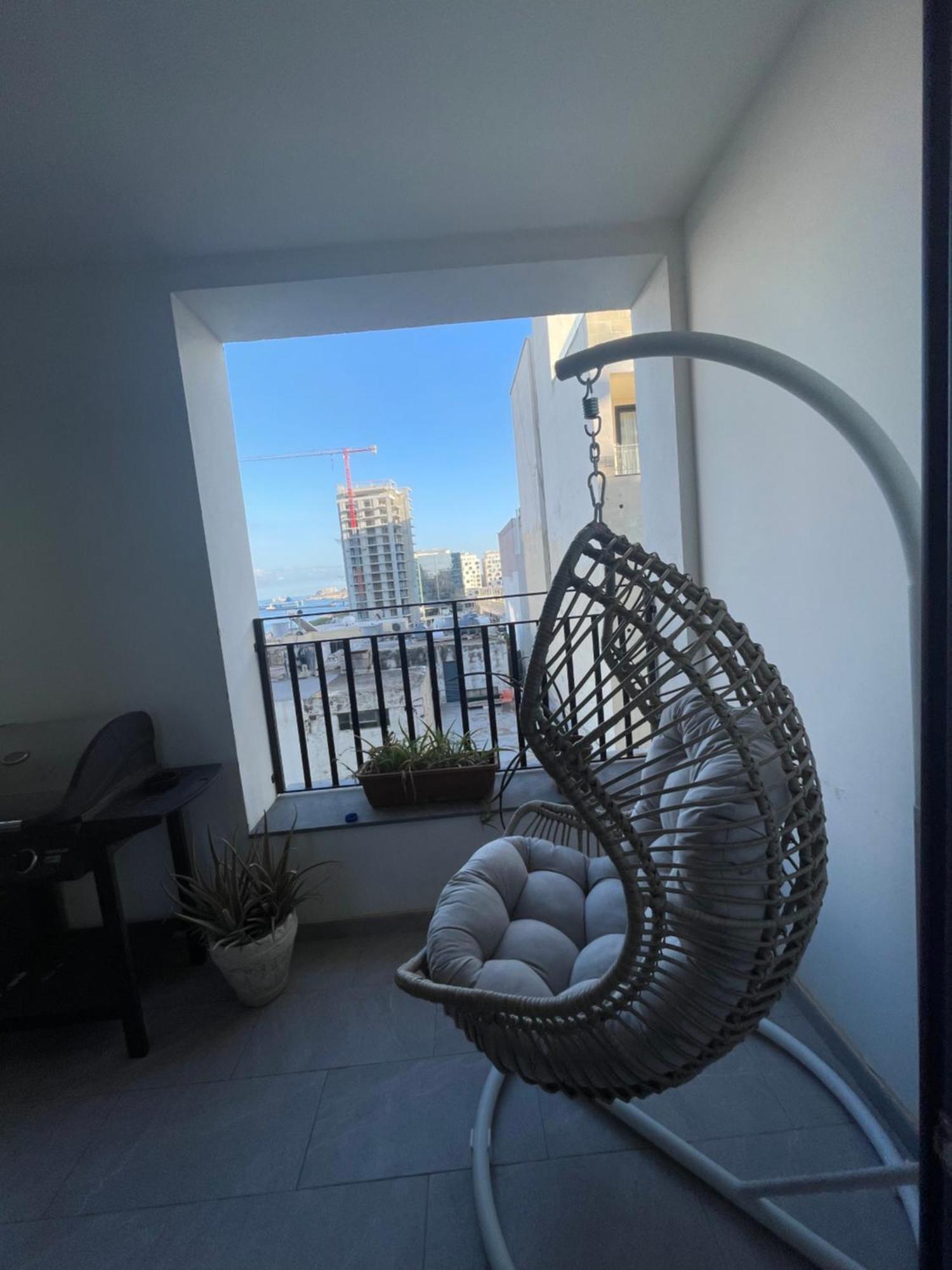 Spacious Seaview Sliema Apt, Steps From Valletta Ferry Extérieur photo