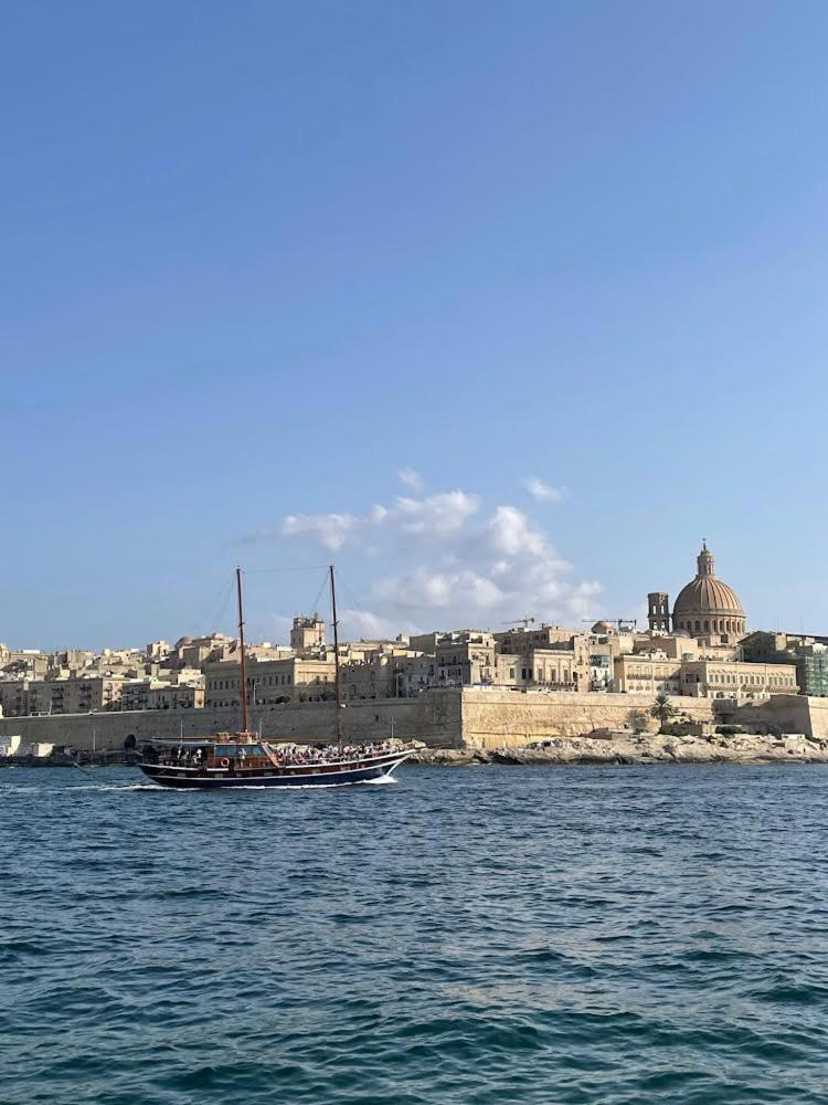 Spacious Seaview Sliema Apt, Steps From Valletta Ferry Extérieur photo
